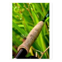 Caña para mosca con la mosca en la manija tarjeta postal