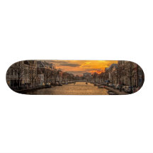 Canal del canal de Holanda en la puesta del sol Monopatin
