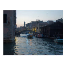 Canal veneciano en la oscuridad postal