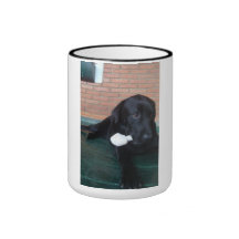 Caneca com a figura de um lindo cão labrador.