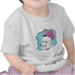 Caniche francés blanco en gorra de la pluma camiseta