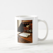 Canilla, papeles y tubo taza de café