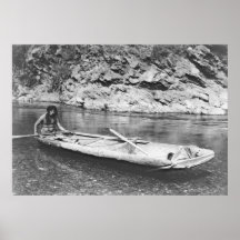 Canoa de Yurok que viaja el río Trinity 1923 Poster