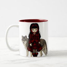 "Capa con capucha roja en taza del otoño"
