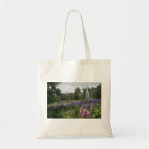 Capilla en un campo del Lupine Bolsa