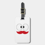 Cara divertida del bigote con los ojos etiquetas de maleta