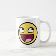 cara impresionante de la cara sonriente impresiona taza de café