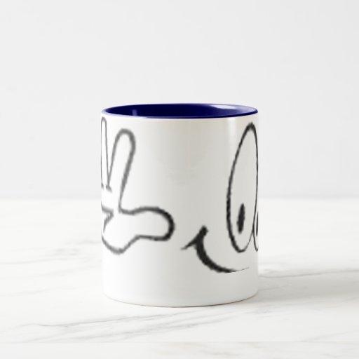 Cara que agita taza de café