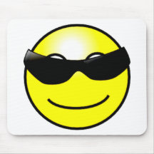 Cara sonriente amarilla de las gafas de sol fresca alfombrilla de ratón