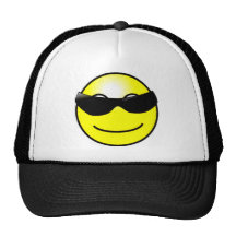 Cara sonriente amarilla de las gafas de sol fresca gorra