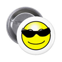 Cara sonriente amarilla de las gafas de sol fresca pins