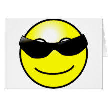 Cara sonriente amarilla de las gafas de sol fresca felicitación