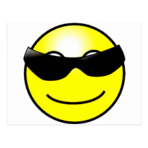 Cara sonriente amarilla de las gafas de sol fresca tarjetas postales