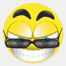 CARA SONRIENTE CON LAS SOMBRILLAS ETIQUETA REDONDA