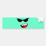 Cara sonriente del dibujo animado divertido con lo etiqueta de parachoque
