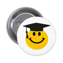 Cara sonriente graduada con el gorra de la graduac pins