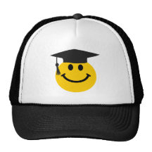 Cara sonriente graduada gorras de camionero