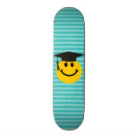 Cara sonriente graduada patineta