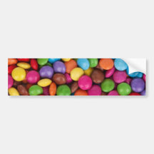 Caramelos de chocolate revestidos en una pila etiqueta de parachoque