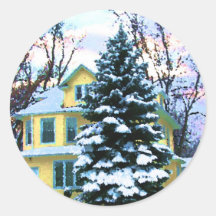 Casa amarilla en nieve etiqueta