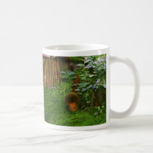 Casa de madera minúscula con las setas tazas