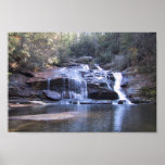 Cascada ancha en una piscina baja poster