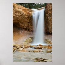 Cascada en la cueva cubierta de musgo posters