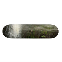 Cascada sobre piedras cubiertas de musgo tablas de skate