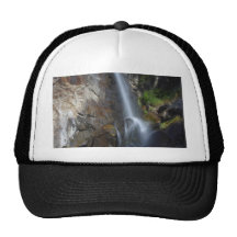 Cascadas del grisáceo gorras de camionero