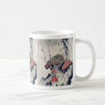 Casco en un árbol de ciruelo por Ryusai, Shigeharu Taza De Café