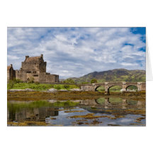 Castillo de Eilean Donan del panorama visto del su Tarjetón