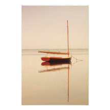 Catboat rojo en el agua brumosa fotografía  