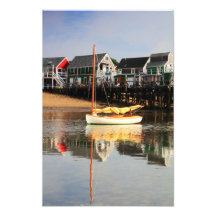 Catboat y reflexiones del agua en Provincetown Impresión Fotográfica