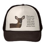 Caza con el gorra de la cámara de un camionero de 