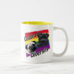 Celebre el negro de la diversidad y el barro amasa taza