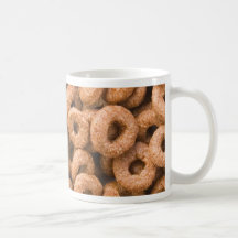 Centenares de anillos del cereal del chocolate taza