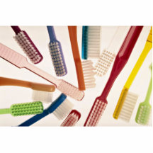Cepillos de dientes en diversos colores y formas esculturas fotográficas