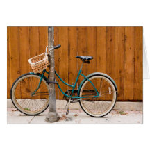Cerca de ciclo que monta en bicicleta del ciclo de tarjeta