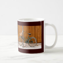 Cerca de ciclo que monta en bicicleta del ciclo de taza