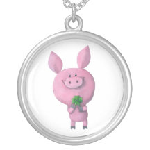 Cerdo afortunado con el trébol afortunado de cuatr collares