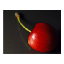 Cereza roja en oscuridad tarjeta postal