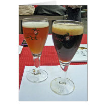 Cerveza belga en la cervecería de la media luna en tarjetas
