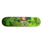 Cerveza de consumición del Leprechaun del día de S Tablas De Patinar
