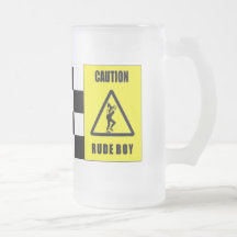 cerveza grosera del muchacho de la precaución tazas de café