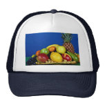 Cesta con las frutas coloridas en fondo azul gorra