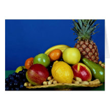 Cesta con las frutas coloridas en fondo azul felicitación