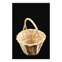 Cesta de mimbre en fondo negro fotos