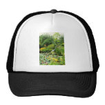 Charca rosada con el Hosta, florindae del Primula, Gorros Bordados