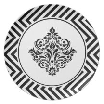 Chevron elegante con el emblema blanco real del da plato