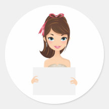 Chica bonito que lleva a cabo la muestra pegatina redonda